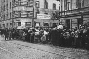 Zsidók beköltöztetése a varsói gettóba, valamikor 1940 és 1942 között.