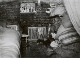 Egy férfi egy pince alatti búvóhelyből mászik elő, 1943.