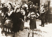 Nők és gyermekek összegyűjtése a varsói gettóban, 1943. Jobboldalt, géppisztollyal Josef Blösche, akit részben emiatt a kép miatt ítéltek el.