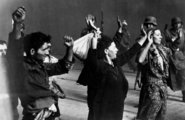 Az SS által elfogott zsidó ellenállók, 1943. Az eredeti képaláírás "banditáknak" nevezte őket.
