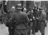 A gettóból utolsóként deportáltak, egy  a német haderő számára sisakokat gyártó üzem munkásai, 1943.