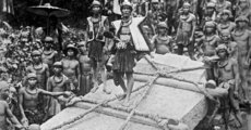 Nias-sziget, Indonézia, 1915: a hatalmas kőtömbök sok emberrel igenis mozdíthatók.