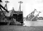 A szerbek által felrobbantott, Újvidék és Pétervárad között húzódó közúti híd roncsai a Délvidék magyar megszállásakor