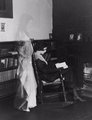 Szellem jelenik meg az olvasó nő mögött egy 1925-ös felvételen