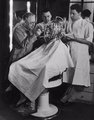 Max Factor szépségkalibrátorával méréseket végez egy nő fején, 193