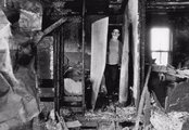 Bohóc egy kiégett házban, Egyesült Államok, 1975.