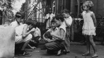 Utcán kártyázó gyerekek Washingtonban, 1935.