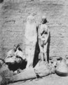 Ritka fotó egy egyiptomiról, aki múmiát árul az utcán 1875-ben