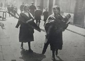 Gyerekek tűzifát gyűjtenek Dublin romjai között