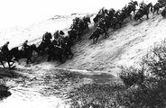 Lengyel lovasszázad kel át egy folyón, 1939. A lengyeleknek valóban sok lovas egységük volt, az azonban a német és szovjet propaganda által terjesztett mítosz, hogy ezeket elkeseredett rohamokban a német páncélosok ellen próbálták volna alkalmazni. A lengyel lovasok találkozhattak német páncéloshadosztályokkal, ez azonban azt jelentette, hogy azok gyalogsági komponenseit támadták meg, gyakran nagy hatásfokkal.