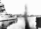 A Schleswig-Holstein német csatahajó egy lengyel katonai objektumot lő a danzigi Westerplatte-félszigeten, 1939. szeptember 1.