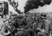 A Leibstandarte katonái egy árokban pihennek a Pabianice felé vezető úton, 1939 szeptemberében.