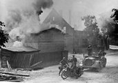 Német felderítők egy tűz alá vett lengyel településen, 1939 szeptemberében.