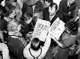 Az amerikai külügyminisztérium épülete előtt álló tömeg újságot olvas, miközben bent az európai háború viszonyairól tanácskoznak a diplomaták, 1939. szeptember 1.