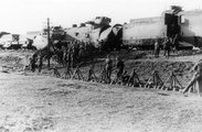 Megkárosodott lengyel páncélvonatot foglalnak el a Leibstandarte katonái Blonie település közelében, 1939 szeptemberében.