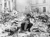 Lengyel fiú gubbaszt hajdani otthona romjain a bombázások szünetében, Varsóban, 1939. szeptemberében.