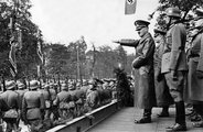 Adolf Hitler üdvözli a Wehrmacht masírozó csapatait Varsóban, 1939. október 5. Hitler mögött (b-j): Walther von Brauchitsch vezérezredes, Friedrich von Cochenhausen altábornagy, Gerd von Rundstedt vezérezredes, és Wilhelm Keitel vezérezredes.