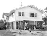 A háború után az előregyártott házak egy részét - mint például ezt az 1957-ben lefotózott A típusút - tégla- és deszkaborítással tették otthonosabbá.