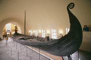 Az 1903-ban egy norvégiai sírban talált osebergi viking hajó.