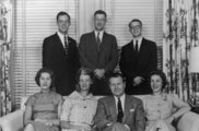 Nelson Rockefeller (ü) első feleségével, Mary Todhunter Clarkkal, és gyermekeikkel: Maryvel, Anne-nel, Stevennel, Rodmannal és Michaellal