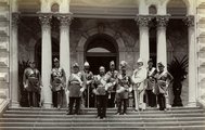 Kalakaua király Hawaii katonai vezérkarával a királyi palota lépcsőjén, 1882.