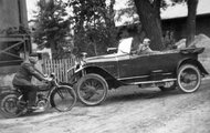 Royal Enfield motorkerékpár és Hispano-Suiza típusú személygépkocsi találkozása. 