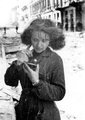 Egy fiatal lengyel lány gyors pillantást vet magára a tükörben, háta mögött a lerombolt Varsó (1944)