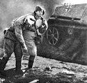 Orosz nővér segít egy katonát a harcmezőn