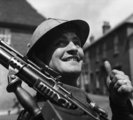Brit katona felfelé nyújtja hüvelykujját a második világháborúban