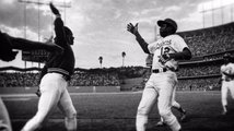 Glenn Burke és Dusty Baker, a Los Angeles Dodgers játékosai hazafutást ünnepelnek 1977-ben. Ez lehet a világ első fényképen megörökített high five-ja.