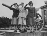 Az Egyesült Államok hadserege női hadtestének katonái tisztelegnek a második világháborúban.