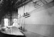 Az utolsó simításokat végzik a Hindenburgon a németországi Friedrichshafenben lévő óriási összeszerelőcsarnokban. A léghajó szövetborítását különleges vegyszerrel kezelték.
