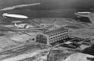 Az amerikai parti őrség repülője kíséri leszállóhelyére a Hindenburgot Lakehurstnél, 1936-os első útján. A hajó építése 1931-ben kezdődött, 1936-ban készült el. 