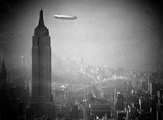 A Hindenburg elhalad az Empire State Building mellett, 1936. augusztus 8-án.