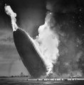 Ahogy egyre több hidrogén szökött, illetve égett el a Hindenburg hátuljából, a farokrész a földre zuhant, a képen látható lángcsóvát nyomva ki az orrán.