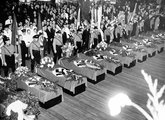 Az életét vesztett 28 német állampolgárért tartott szertartás New York városában, a Hamburg-Amerika gőzhajótársaság mólóján. Német szervezetek több mint 10 000 tagja sorakozott fel.