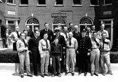 A személyzet életben maradt tagjai a lakehursti haditengerészeti légibázison. Többen az amerikai tengerészgyalogság nyári egyenruháját viselik, ezeket saját, égett ruházatuk helyett kapták.
