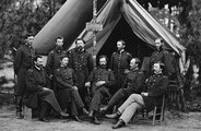 A harmadik hadosztály sebészei a kórházi sátor előtt Petersburgban 1864 augusztusában