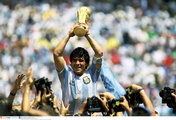 Maradona a VB-trófeával 1986-ban