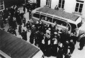 Fogyatékkal élő embereket szállítanak a T4-akció keretében, 1941-ben
