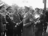 Philipp Bouhler köszönti Adolf Hitlert, miután utóbbi visszatért Berlinbe a müncheni konferenciáról 1938 október 1-jén