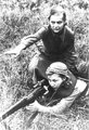 Szovjet mesterlövésznő oktat lövészetre egy partizánlányt