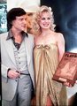 Hugh Hefner és Dorothy Stratten, aki saját címlapjával ellátott emlékplakettet tart, miután az Év Playmate-je lett 1980-ban