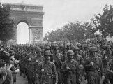 Amerikai csapatok vonulnak fel Párizs felszabadítását követően, 1944. augusztus 29.
