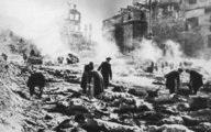 Civilek Drezda romjai között a pusztító 1945 februári szövetséges bombázást követően