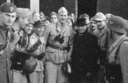 Skorzeny és kommandója Mussolinivel a mentőakció után