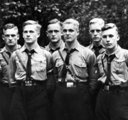 A Hitlerjugend tagjai Hugo Boss gyártású egyenruhában