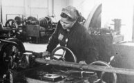 Ostarbeiter (keleti munkás) felvarrót viselő nő egy gyárban