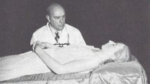Dr. Pedro Ara Evita tartósított holttetével 1952-ben.