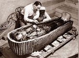 Howard Carter vizsgálja Tutanhamon szarkofágját